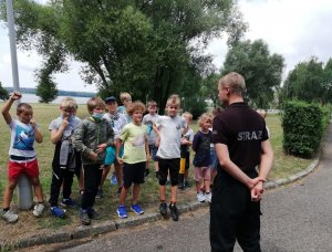 Spotkanie policjantów i strażaków z dziećmi na półkoloniach.