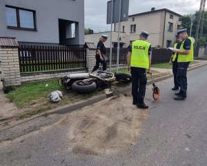 Policjanci na miejscu wypadku w Świerklanach.