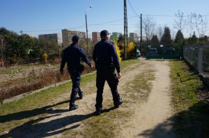 Policjanci kontrolują działki.