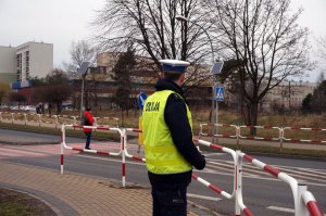 Policjanci dbają o bezpieczeństwo w rejonie przejścia dla pieszych.