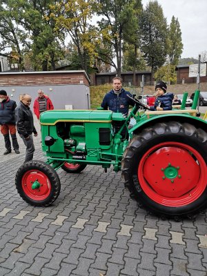 Policjant z dzieckiem na akcji charytatywnej.