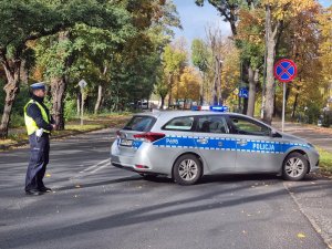 Policjant z Wydziału Ruchu Drogowego podczas blokowania ulicy Gliwickiej. Zabezpieczenie meczu piłkarskiego.