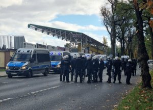 Policjanci z Oddziałów Prewencji podczas zabezpieczenia meczu w Rybniku.