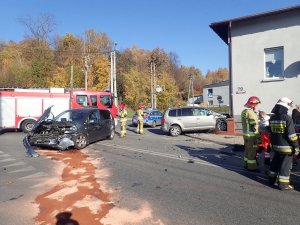 Wypadek drogowy w Niewiadomiu. Służby na miejscu.