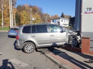 Uszkodzony samochód marki volkswagen.