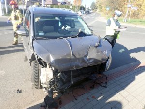 Policjantka prowadzi oględziny na miejscu wypadku drogowego.