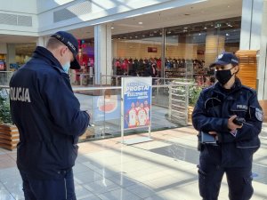 Policjanci kontrolują galerie handlowe pod kątem przestrzegania obowiązujących przepisów sanitarnych.