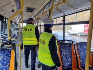 Policjanci sprawdzają, czy osoby w komunikacji miejskiej przestrzegają obowiązujące ograniczenia.