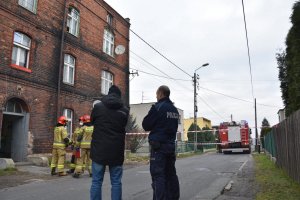 Policjanci na miejscu wybuchu butli z gazem w Czerwionce - Leszczynach.