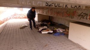 Mundurowa kontroluje miejsce przebywania osób bezdomnych.