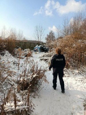 Policjantka sprawdza miejsca przebywania osób bezdomnych.