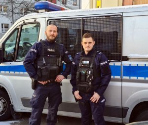 Policjanci z Komisariatu Policji w Boguszowicach, którzy uratowali życie mężczyźnie.