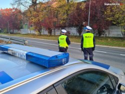 Policjanci z wydziału ruchu drogowego podczas służby.