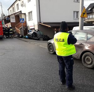 Policjanci wykonują czynności na miejscu wypadku drogowego.