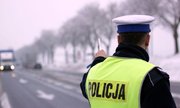 Policjant wydziału ruchu drogowego podczas czynności na drodze.