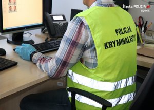 Technik kryminalistyki podczas wykonywania czynności służbowych.