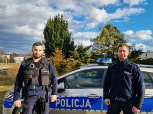 Policjanci, którzy uratowali dziewczynki z pożaru.