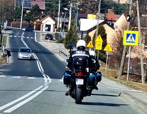 Policjanci na motocyklach patrolują ulice miasta.