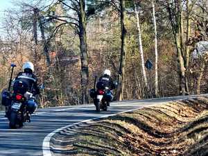 Policjanci na motocyklach podczas służby.