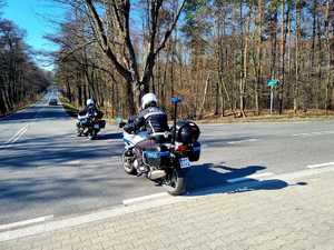 Policjanci na motocyklach podczas służby.