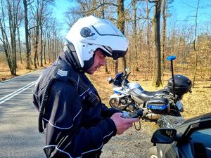 Policjant sprawdza w systemie kierującego osobówką.