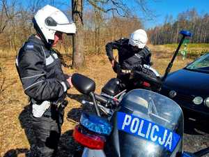 Kontrola drogowa. Policjanci z Wydziału Ruchu Drogowego podczas służby.