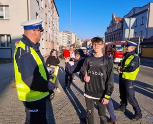 Działania dla bezpieczeństwa pieszych. Policjanci rozdają odblaski.