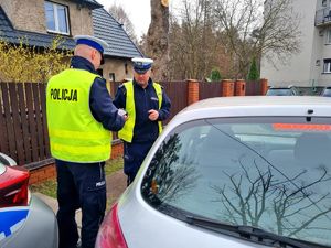 Policjanci z Wydziału Ruchu Drogowego podczas czynności służbowych.