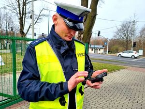 Policjant podczas wykonywania sprawdzenia w systemach kierującego.