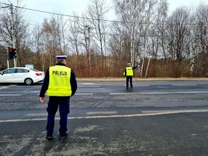 Policjanci podczas działań  - Niechronieni uczestnicy ruchu drogowego.