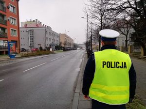 Policjant z rybnickiej drogówki podczas działań.