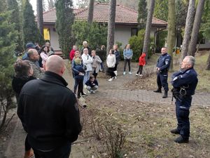 Przewodnicy psów służbowych prowadzą szkolenie na temat zachowań względem psów.