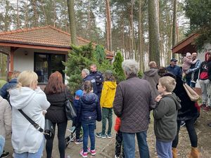 Mundurowi na szkoleniu z mieszkańcami miasta opowiadają o zasadach kontaktów z psami.