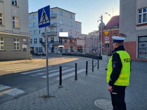 Policjant z Wydziału Ruchu Drogowego podczas działań w rejonie przejścia dla pieszych.