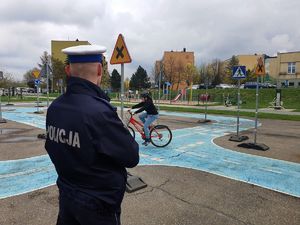 Test praktyczny dla uczniów na turnieju Bezpieczeństwa Ruchu Drogowego pod okiem policjanta z rybnickiej drogówki.