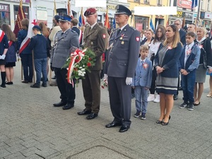 Młodszy inspektor Roman Chlubek podczas uroczystości na rynku.