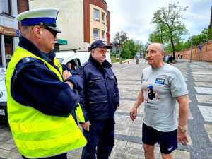 Organizator &quot;Biegu z Pochodnią...&quot; rozmawia z policjantami.