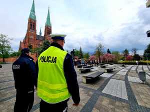 Policjanci zabezpieczają &quot;Bieg Z Pochodnia Strzegących Prawa na rzecz Olimpiad Specjalnych w Rybniku.