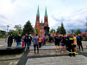 Rozpoczęcie &quot;Biegu z Pochodnią&quot;, wśród uczestników są również policjanci z rybnickiej komendy i strażacy.