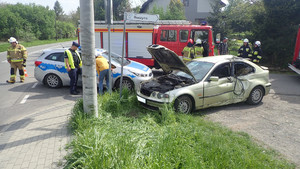 Miejsce zdarzenia drogowego, gdzie kierujący wjechał w latanię.