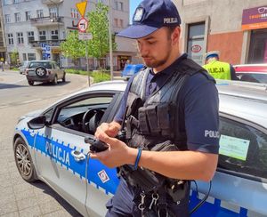 Policjant podczas wykonywania czynności służbowych.