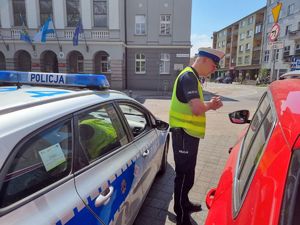 Policjant podczas kontroli drogowej.