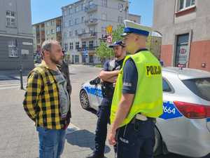 Policjanci rozmawiają z mieszkańcem Rybnika.