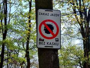 Znak - zakaz jazdy bez kasku.