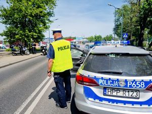 Policjanci ruchu drogowego podczas czynności na wypadku drogowym.