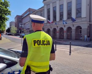 Policjant podczas działań.