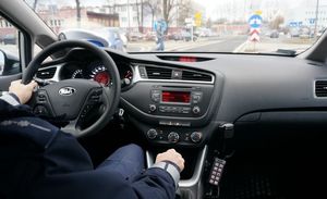 Policjant podczas pościgu za motorowerzystą.