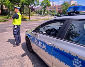 Policjant podczas kontroli ruchu kołowego.