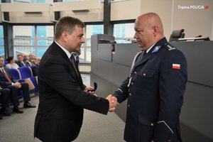 Komendant Miejski Policji w Rybniku inspektor Rafał Głuch odbiera gratulacji za wyróżnienie złotą odznaką honorową za zasługi dla województwa śląskiego.