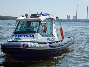 Policyjna łódź na Zalewie Rybnickim.